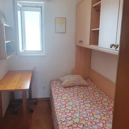 Great For 5 Apartment